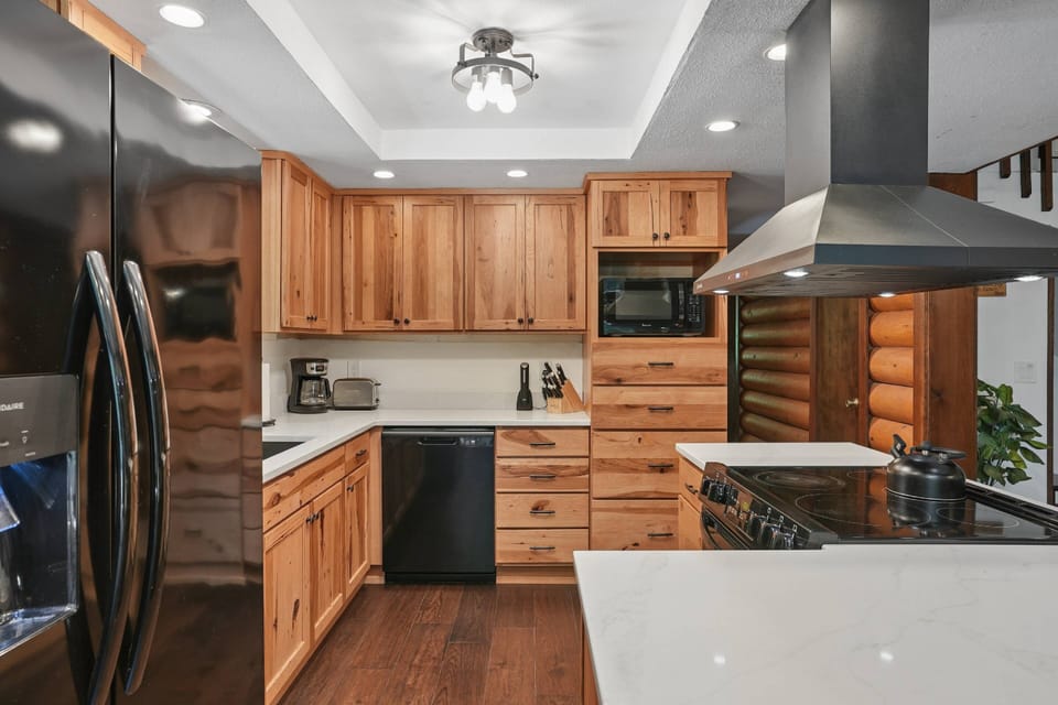 "Beautiful, comfortable home for a vacation with family. Everything worked well and was very comfortable. Would highly recommend!" - Deryn