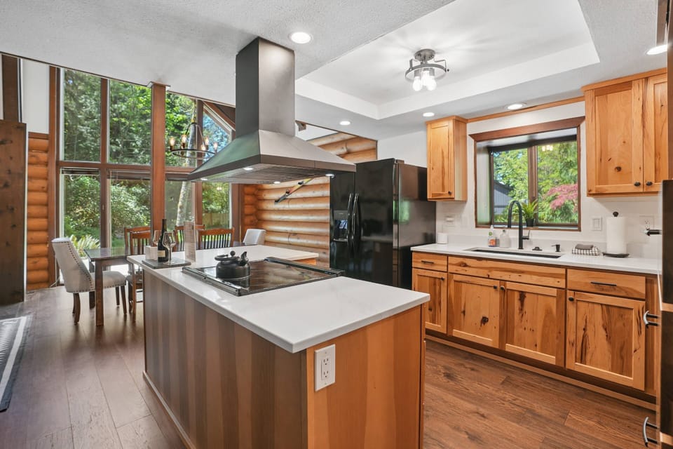 "Great location and comfortable amenities, perfect for large groups. We enjoyed the extra detached cabin very much." - Carlos
