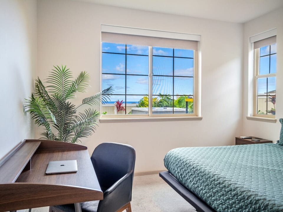 1st floor: Master bedroom - King bed- Ocean views - Ensuite bathroom - Private work station