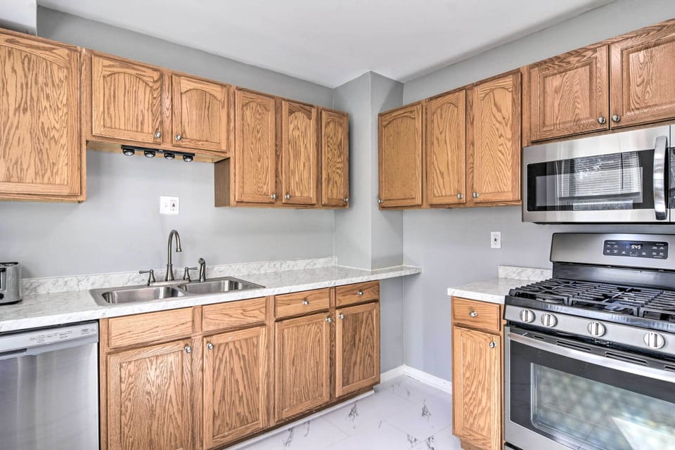 Fully Equipped Kitchen | Dishware & Flatware