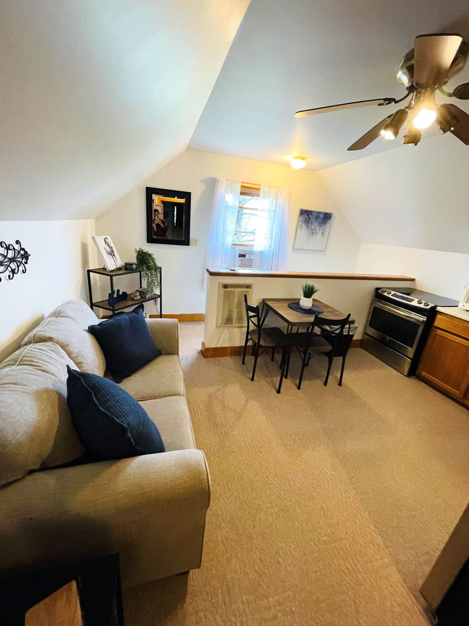 Living room/kitchen/dining room