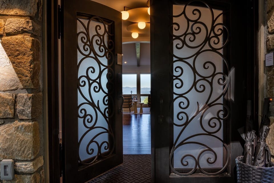 Please Come In!