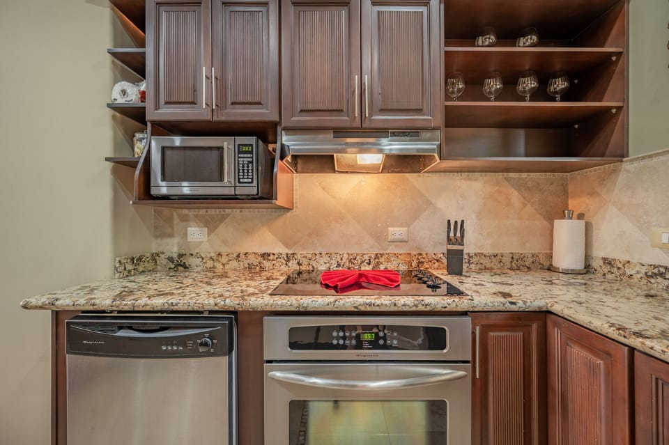 Conveniently equipped, you'll have no lack of tools and appliances in our kitchen space!