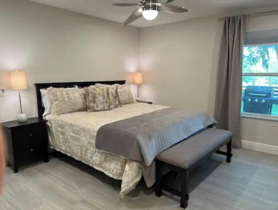 Main Bedroom w/Dual Adjustable King