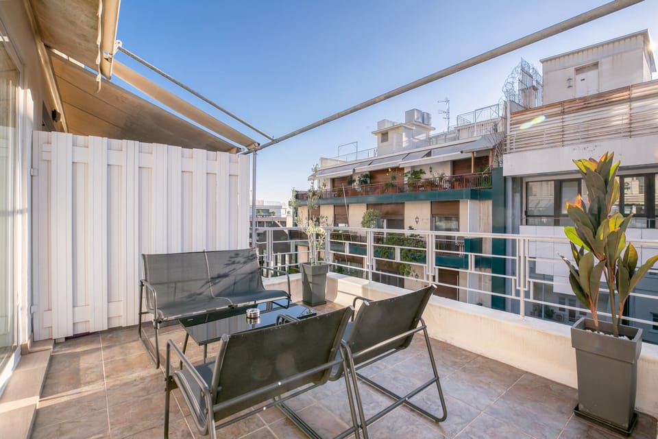 Balcony, terrace or patio, Dining area, City view, Quiet street view