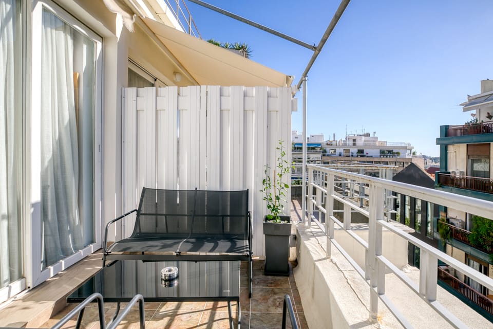 Balcony, terrace or patio, Dining area, City view, Quiet street view