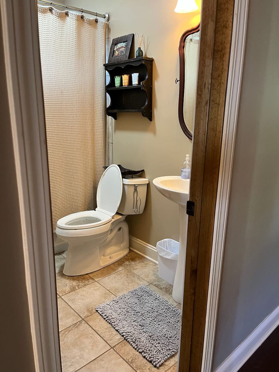 Full bathroom off the second bedroom. 