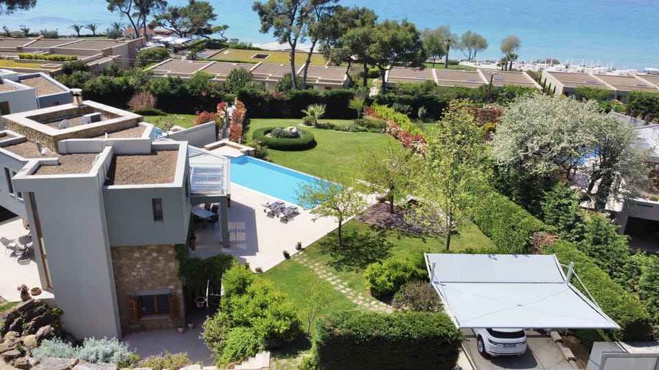 Birds eye view of the property and surroundings