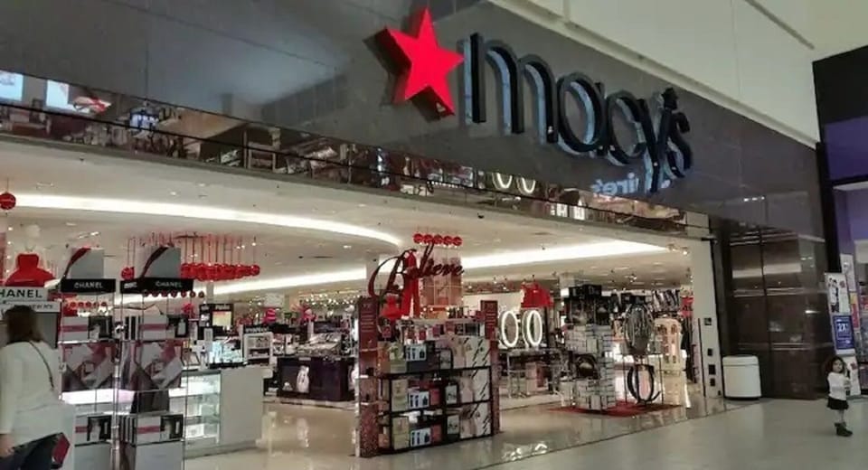 Memorial City Mall and City Centre, with shopping and dining options, are close.