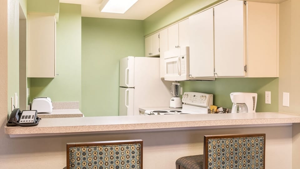 Kitchen • Full Appliances & Breakfast Bar