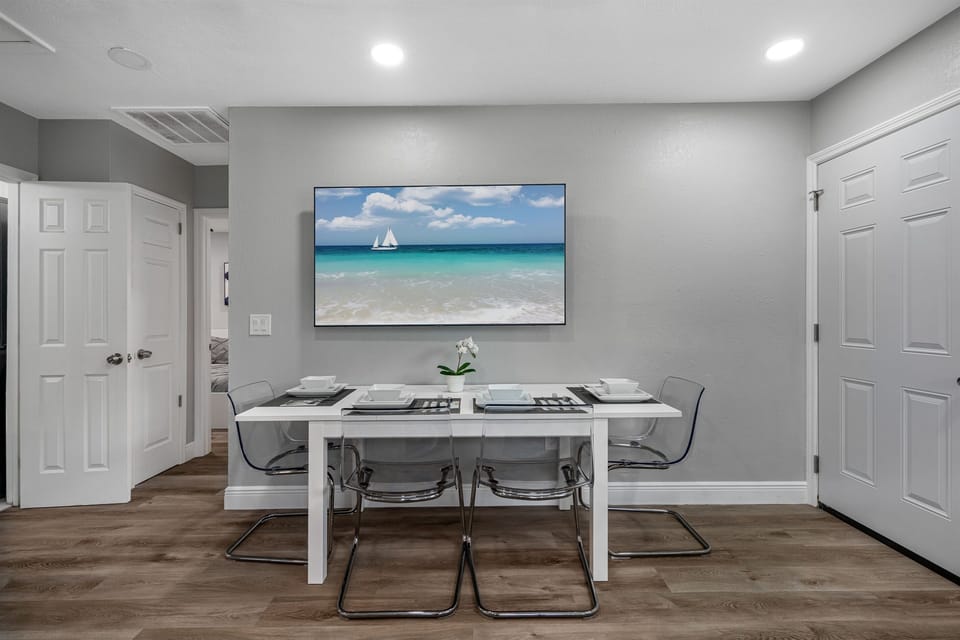 Enjoy meals freshly prepared with family in this elegant dining table that seats 4 people. Don't hesitate to send us a message if you have any questions.