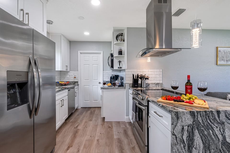 Have everyone join the meal preparation! Our wondeful modern kitchen has more than enough space to accommodate everyone! What are you waiting for? Book now!