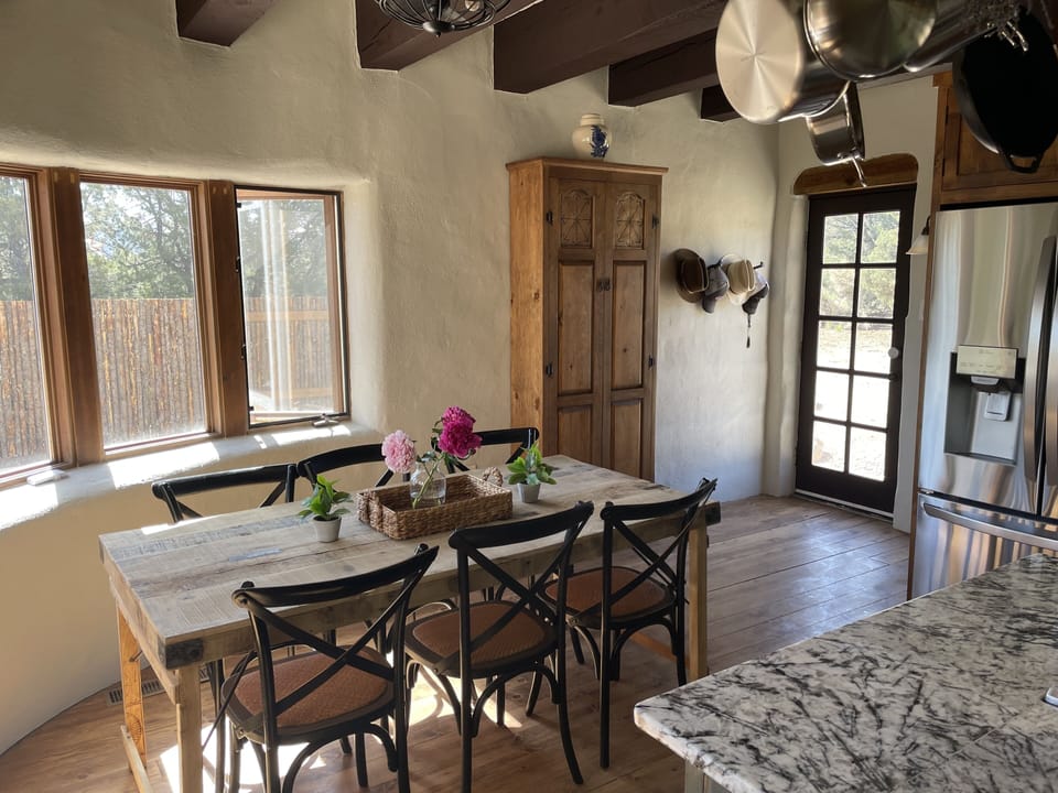Kitchen/breakfast table, seats 6.