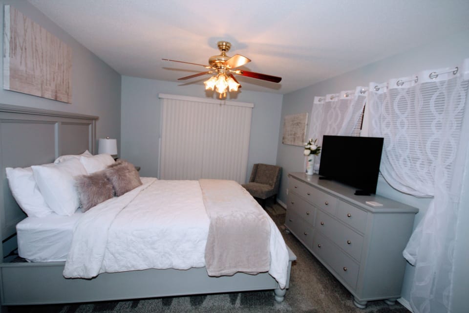 Queen bedroom with Smart TV, Cable, Netflix & Amazon Prime. Walk out patio!