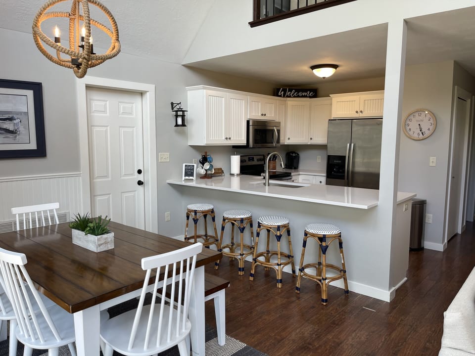 Dining room/kitchen area