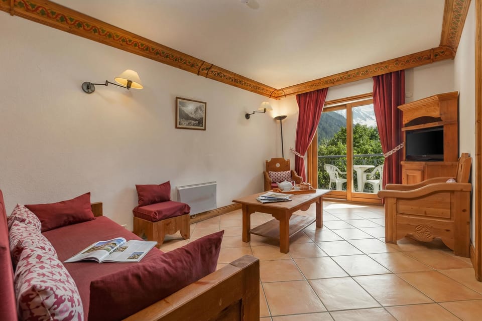 Great living with balcony access