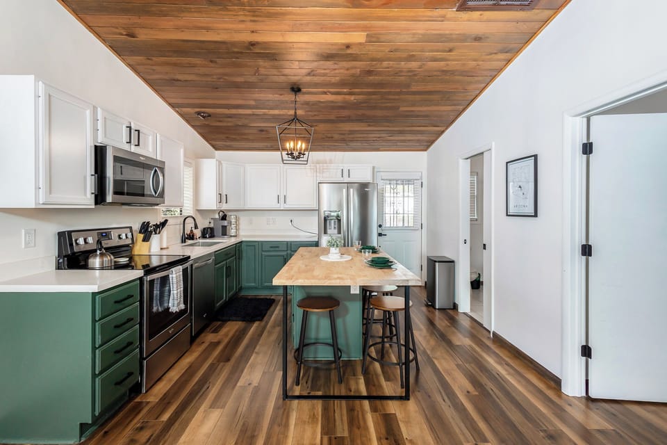 Full kitchen for your stay with eat-in countertop