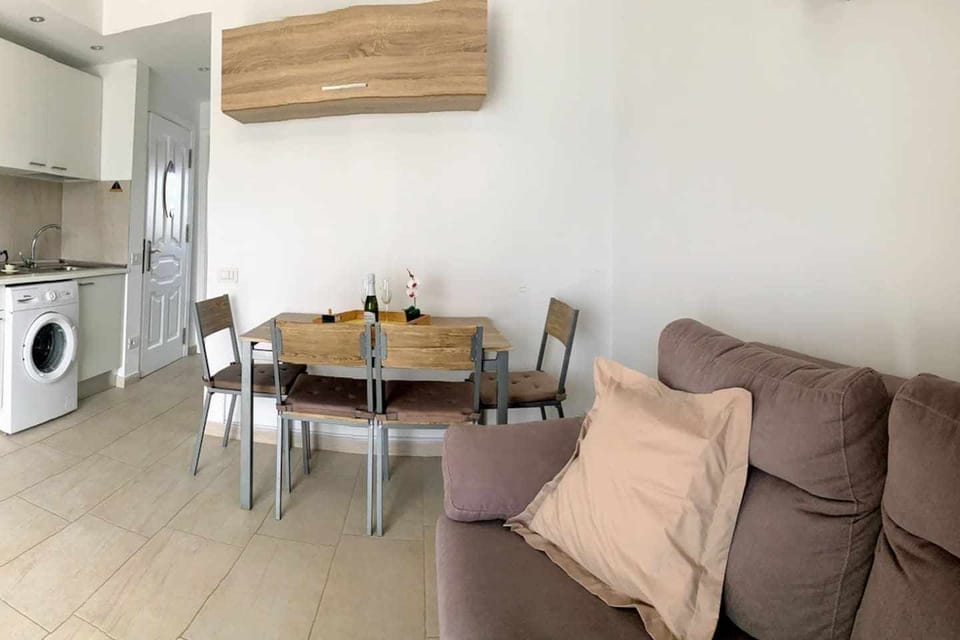 Bed,Kitchen or kitchenette,Dining area