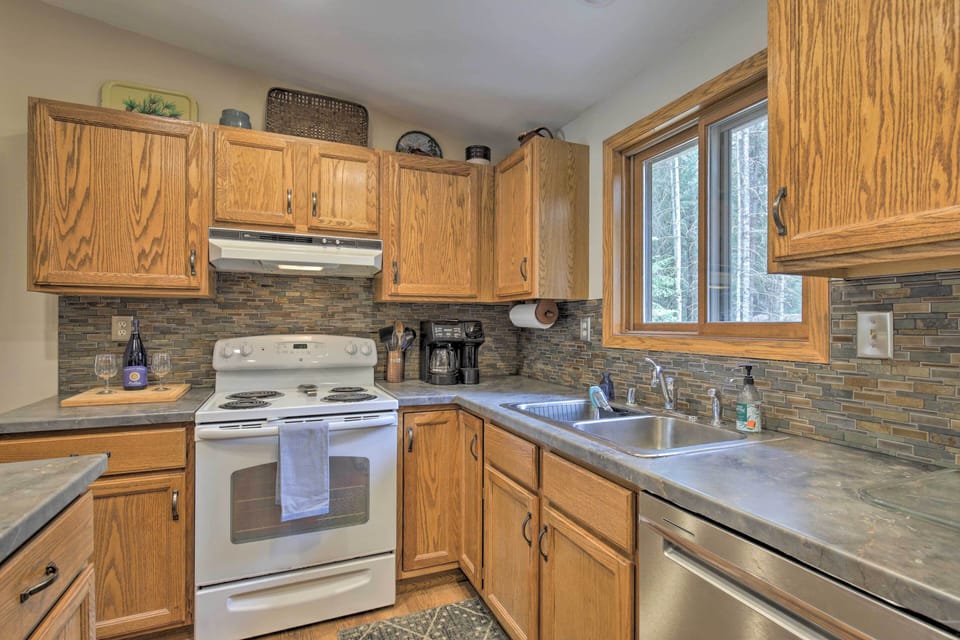 Fully Equipped Kitchen | Single-Serve & Drip Coffee Maker | Ice Maker