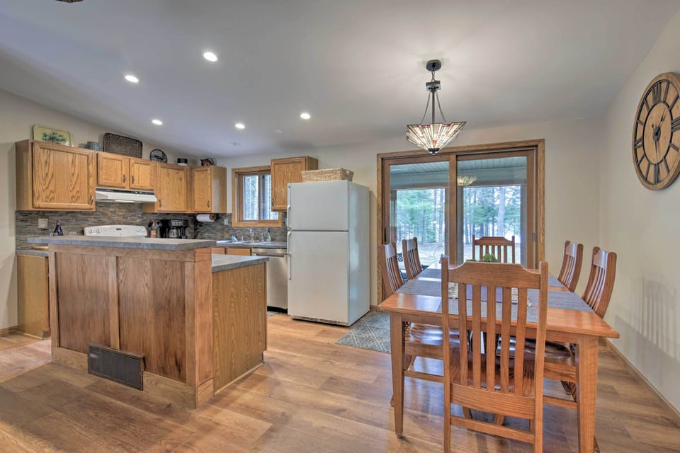 Fully Equipped Kitchen & Dining Area | Trash Bags & Paper Towels Provided
