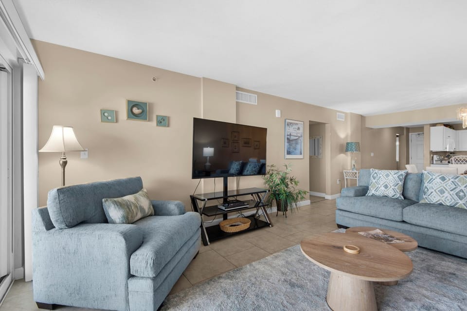 Beautiful Living Area w/Ample Seating