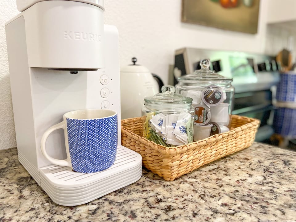 Keurig coffee maker w/sweetener, coffee & creamer