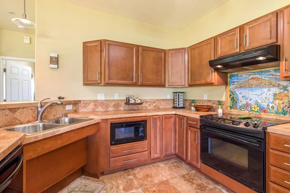 Many cabinets in the kitchen for plenty of storage