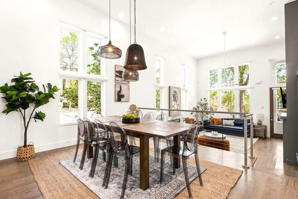 The dining are gives the perfect view of all the natural light