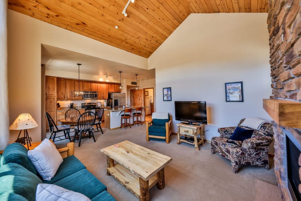 open floor plan with vaulted ceilings