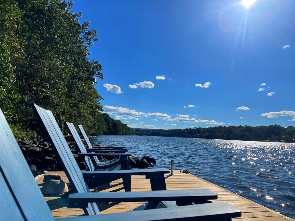 Lodge- Modern deck chairs, crystal-clear swimmable lake water