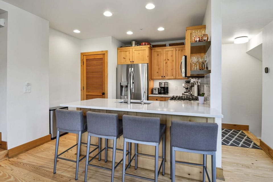 Kitchen Breakfast Bar