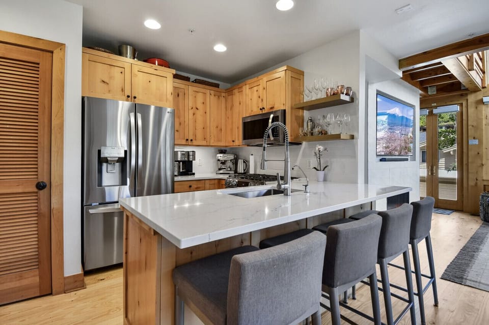 Kitchen Bar with Seating for 4