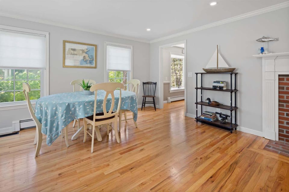 Table for games or dining - plenty of board games to play