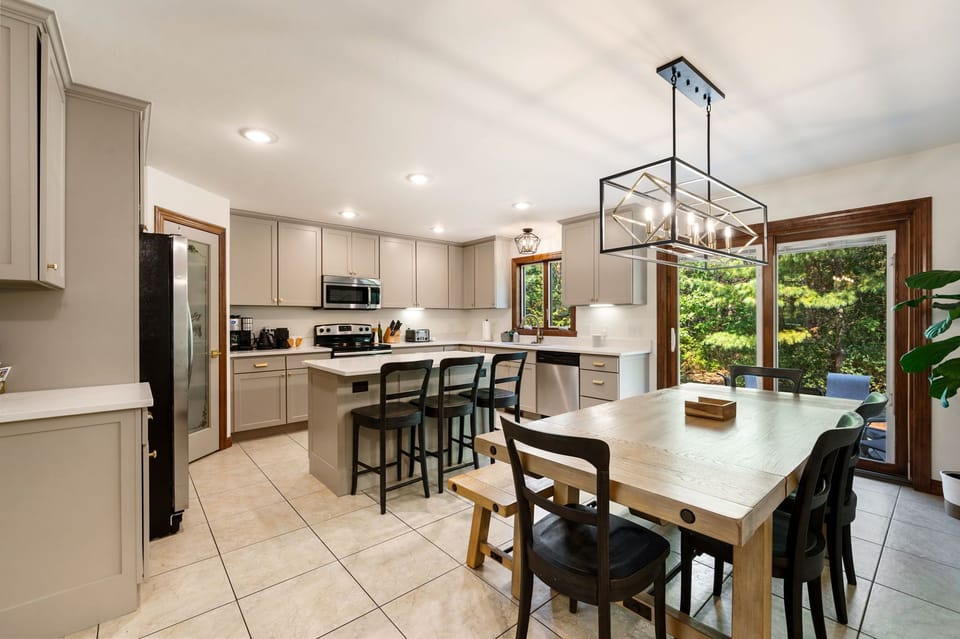 Spacious open-concept dining and kitchen