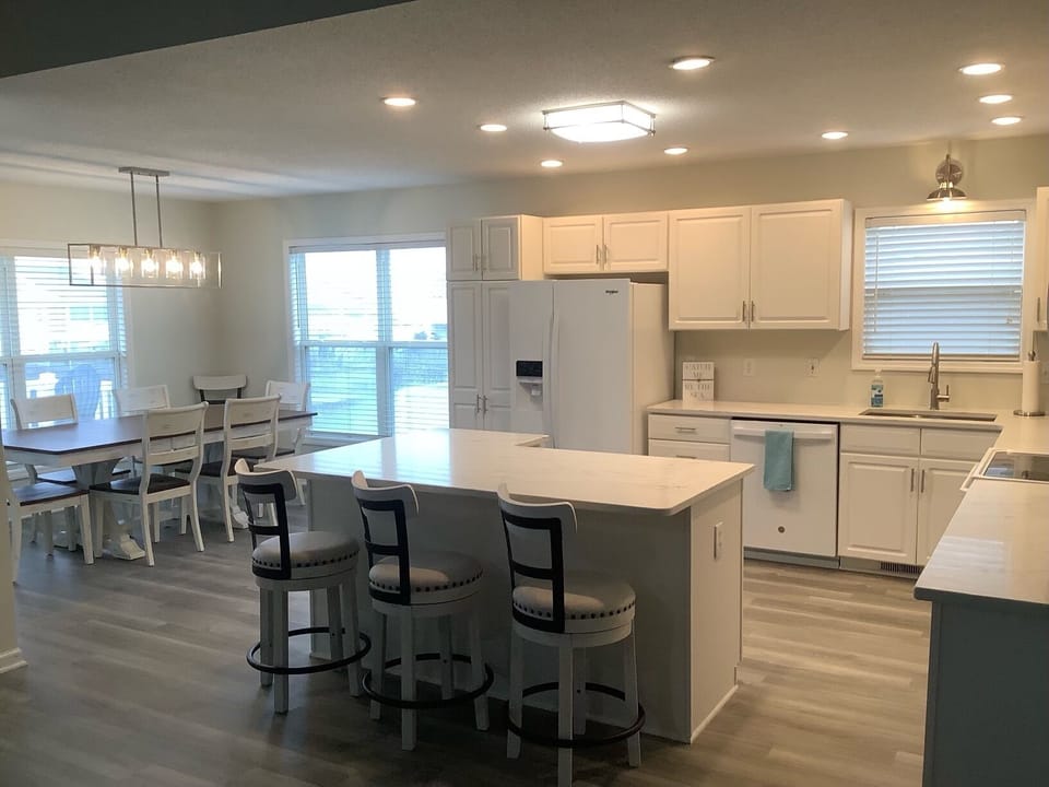 Kitchen, bar (seats 5) and dining area (seats 6)