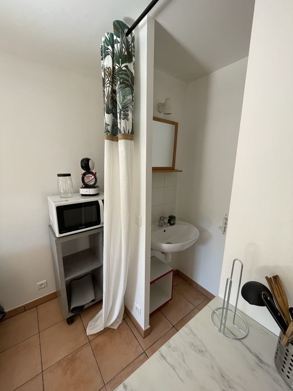Self-contained studio in villa in gated community Apartment in Fréjus