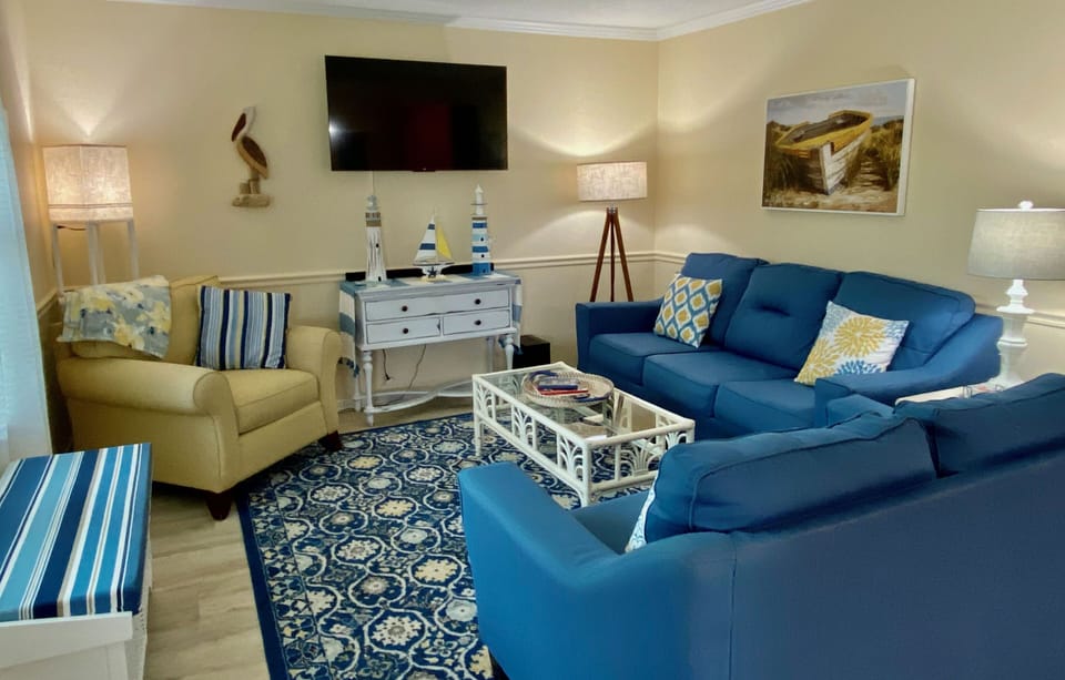 Cozy and comfortable living room w/sofa bed.