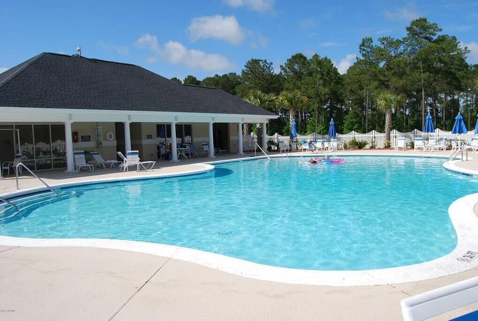 Enjoy a day at the pool! Pool noodles available in the unit. 