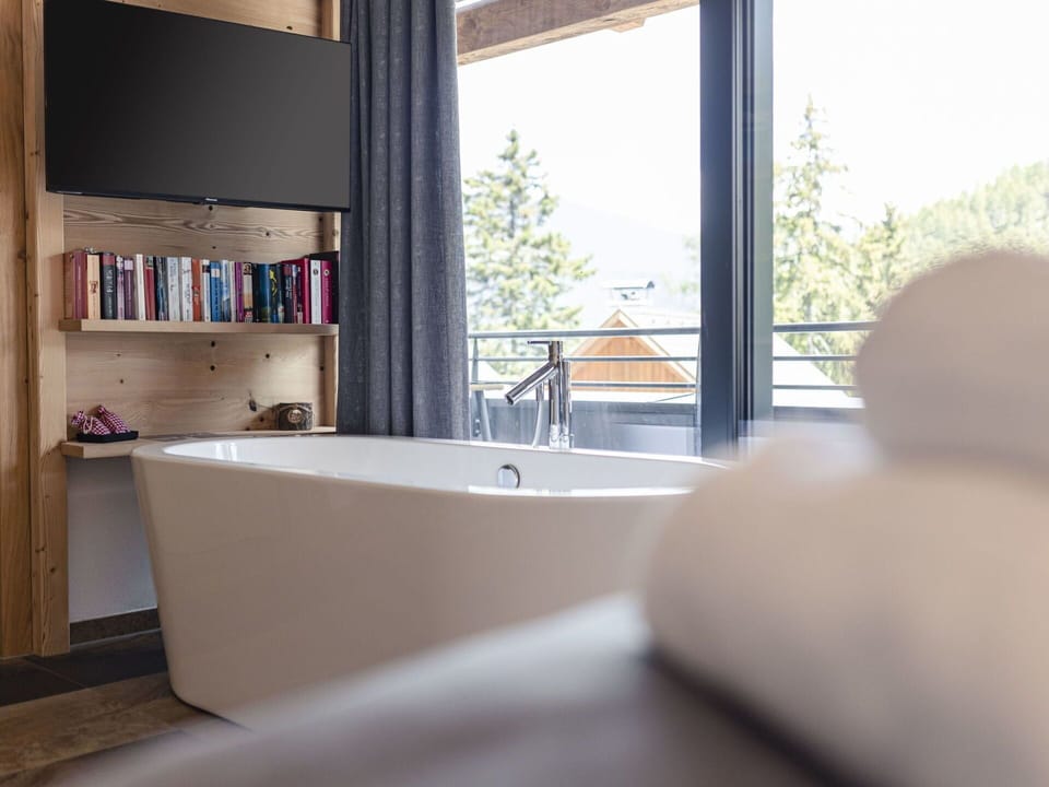 Window, Wood, Plumbing Fixture, Building, Bathtub, Interior Design, Shade, Flooring, Floor, Shelf