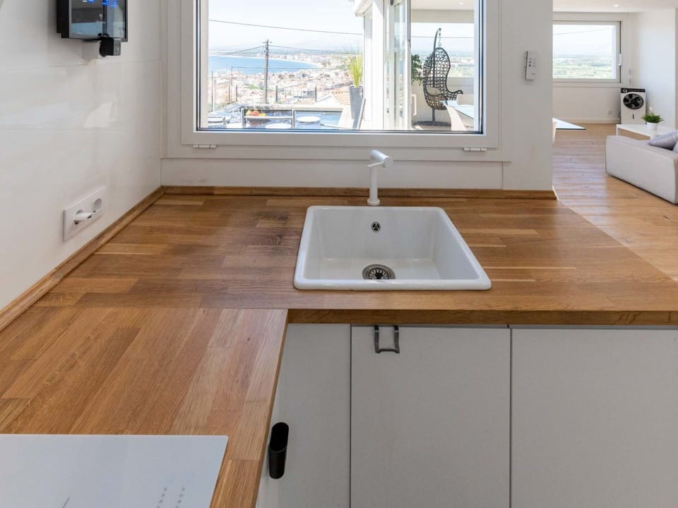 Tap, Sink, Property, Countertop, Plumbing Fixture, Window, Kitchen Sink, White, Wood, Bathroom Sink