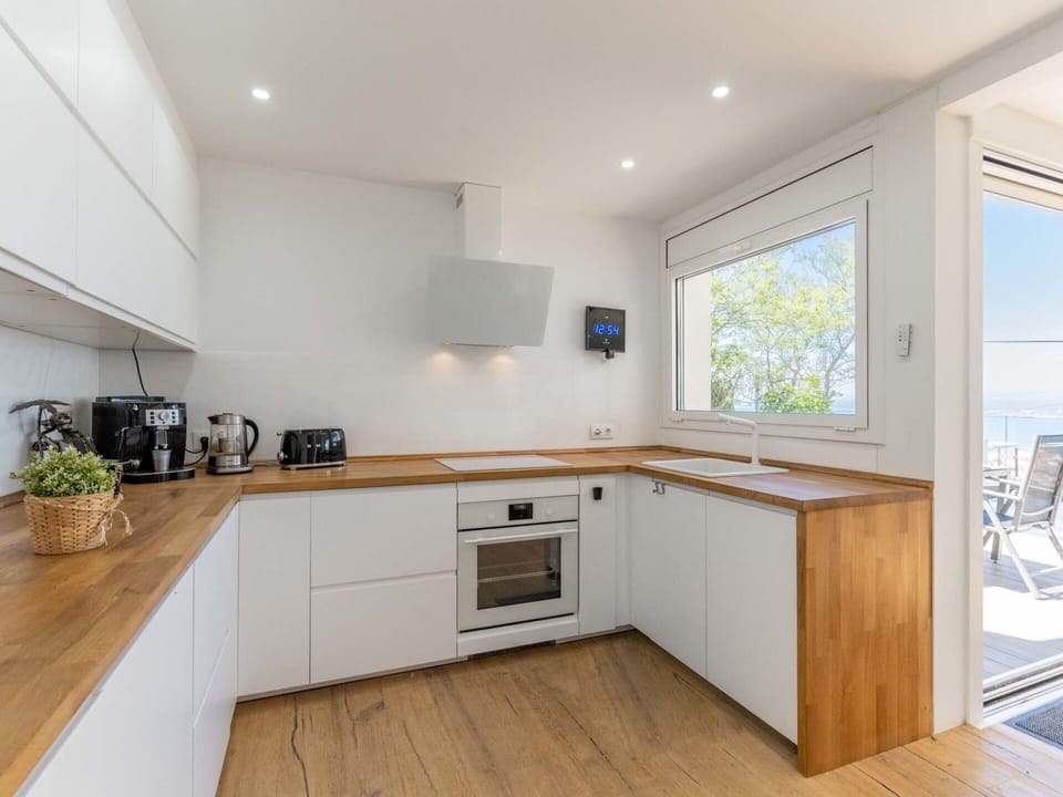 Countertop, Cabinetry, Building, Kitchen Stove, Kitchen, Wood, Kitchen Appliance, Lighting, Sink, Floor
