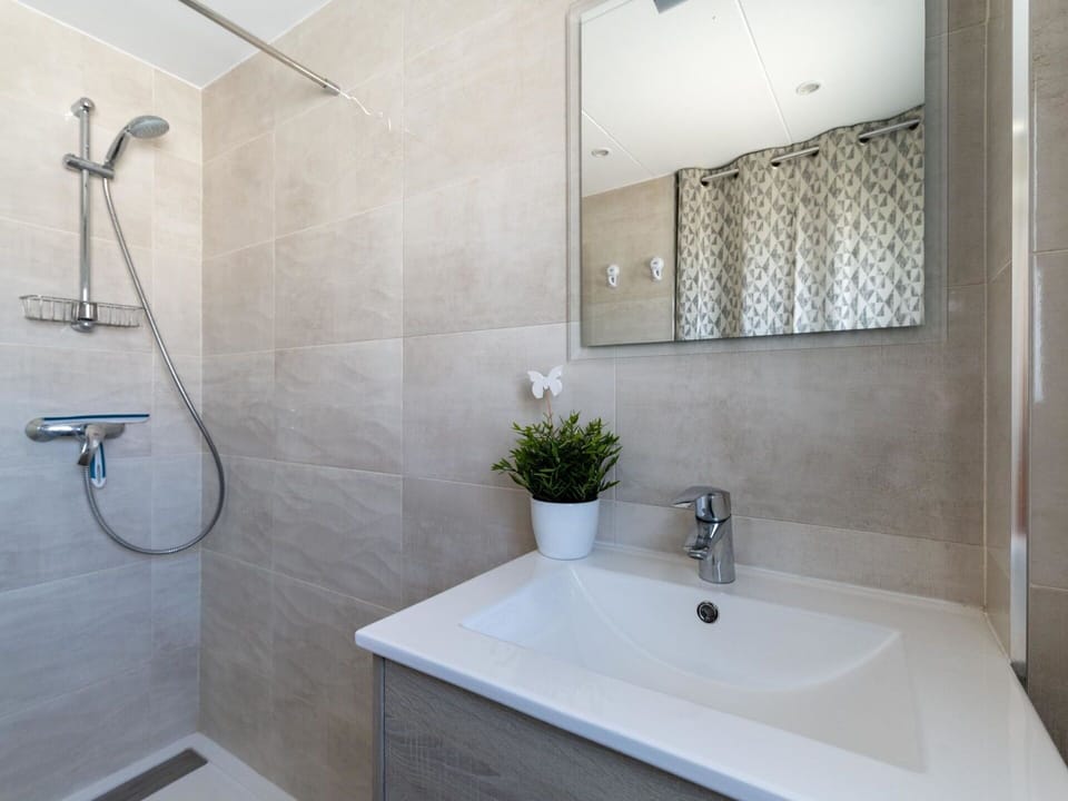 Tap, Plumbing Fixture, Property, Plant, Bathroom, Light, Rectangle, Bathroom Sink, Interior Design