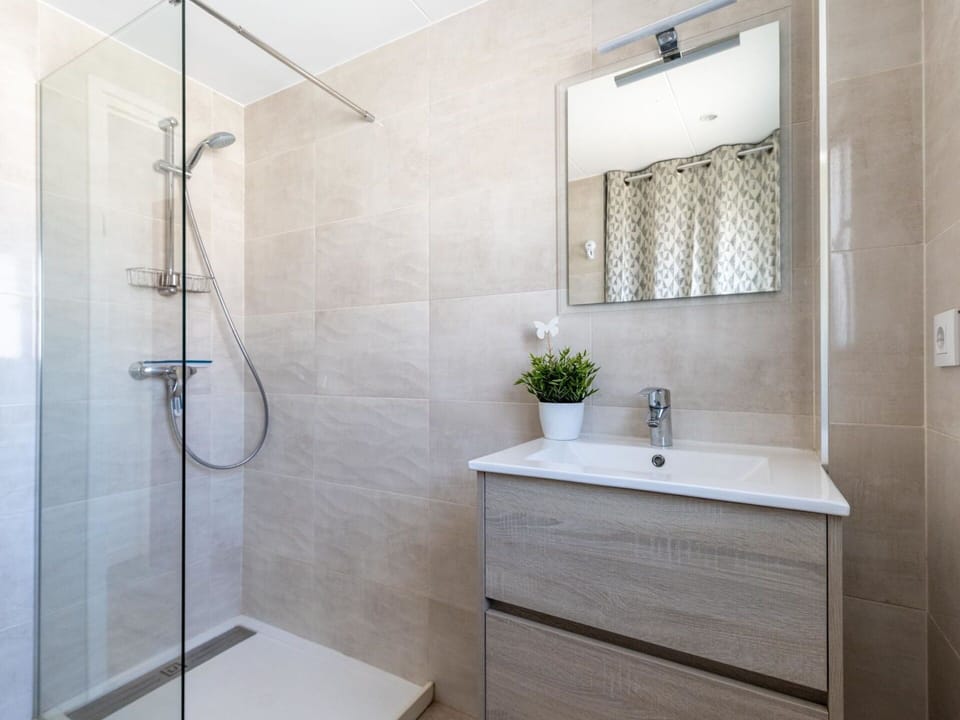 Plumbing Fixture, Tap, Sink, Plant, Property, Mirror, Shower Head, Bathroom, Rectangle