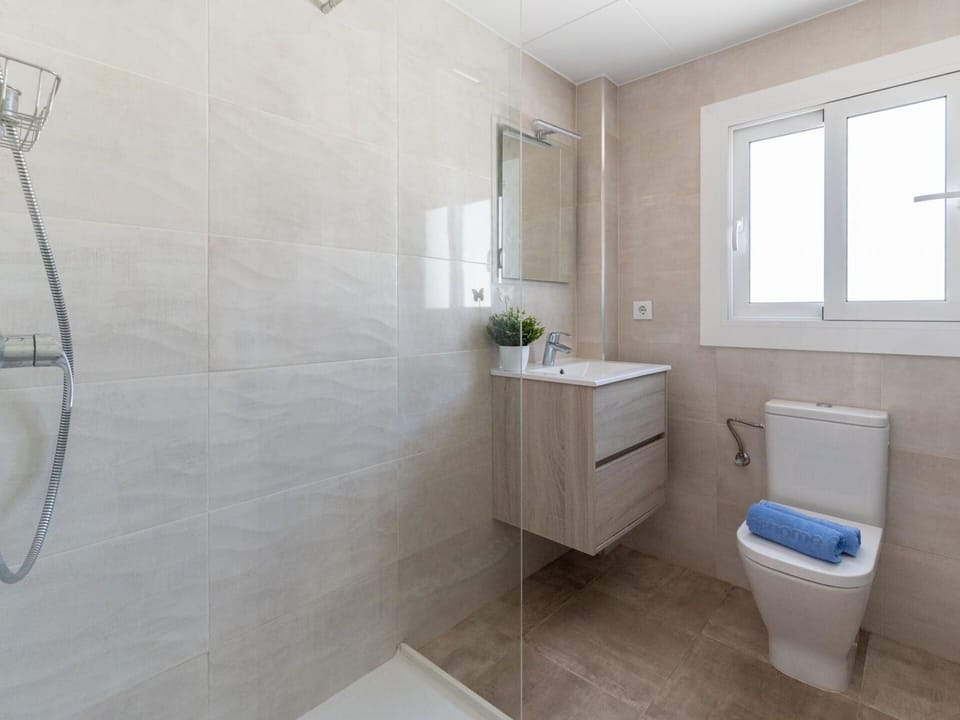 Sink, Property, Window, Plumbing Fixture, Bathroom Sink, Tap, Interior Design, Bathroom, Architecture