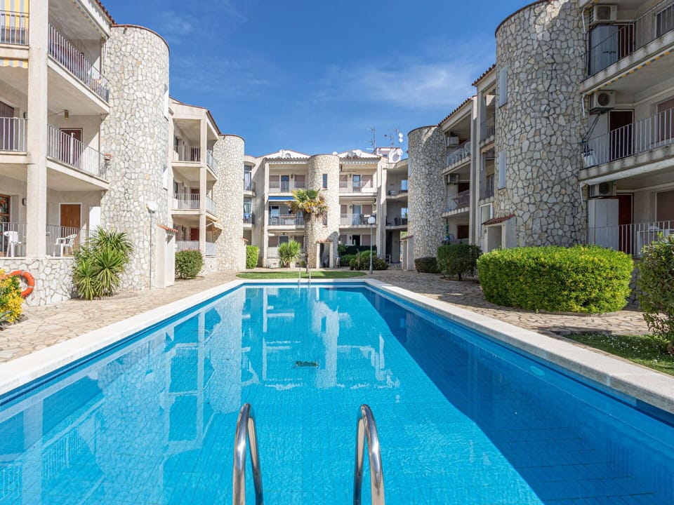 Water, Plant, Daytime, Window, Sky, Building, Azure, Swimming Pool, Body Of Water, Leisure