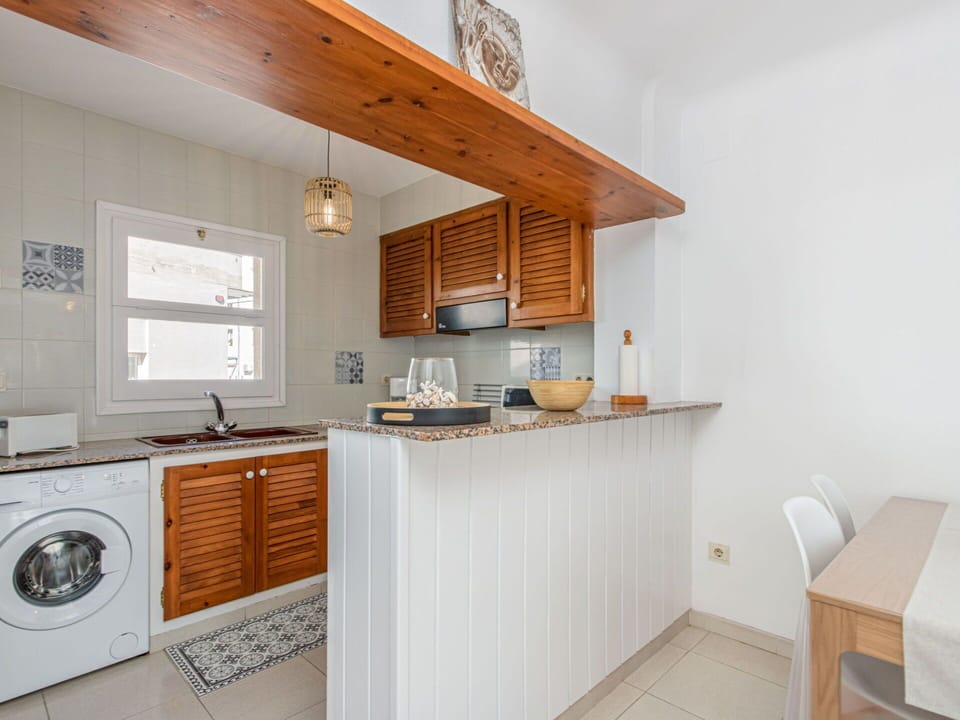 Countertop, Cabinetry, Furniture, Tap, Property, Building, Sink, Kitchen Stove, Kitchen, Plumbing Fixture