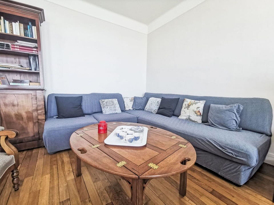 Brown, Property, Furniture, Couch, Product, Shelf, Wood, Rectangle, Interior Design, Table