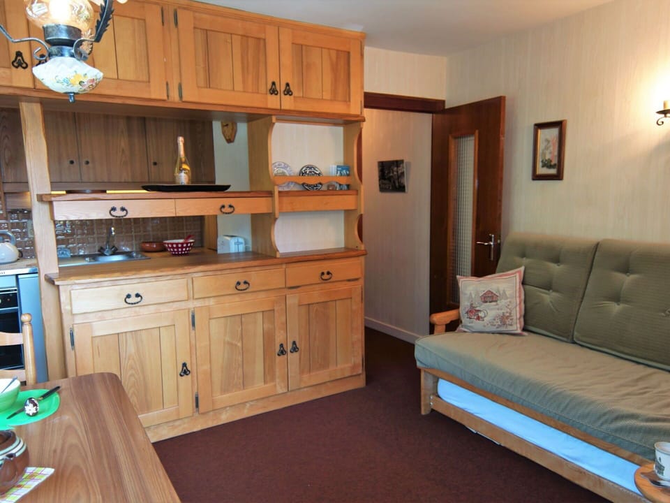 Cabinetry, Furniture, Property, Comfort, Wood, Drawer, Interior Design, Chair, Flooring, Floor