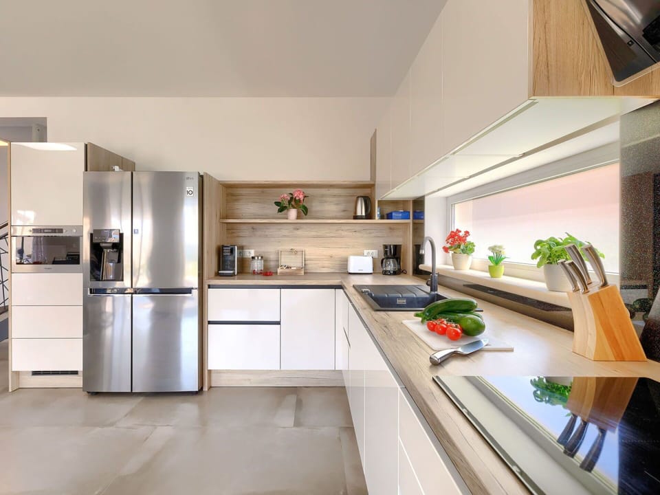 Cabinetry, Countertop, Kitchen Appliance, Kitchen Stove, Kitchen, Building, Plant, Wood, Home Appliance, Major Appliance