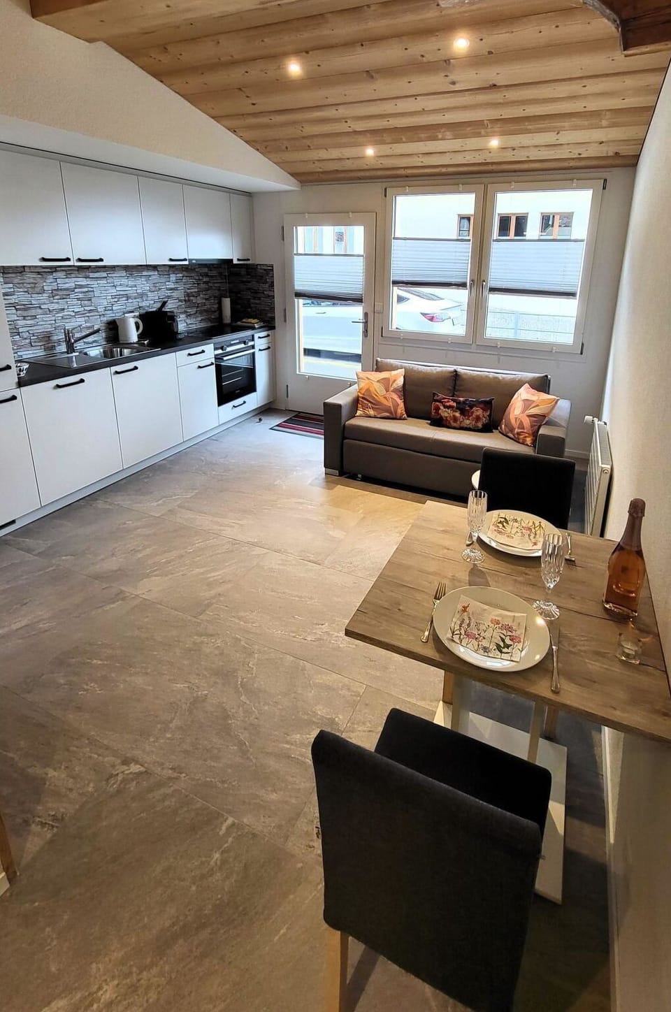 Property, Furniture, Table, Couch, Building, Wood, Interior Design, Architecture, Living Room, Flooring